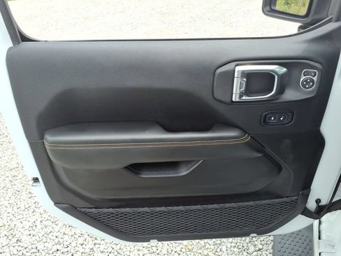 Used 2025 Jeep Wrangler Unlimited Sahara AWD/4WD image 25