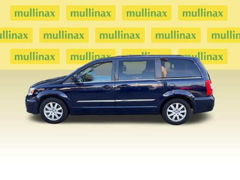 Used 2016 Chrysler Town & Country Touring FWD image 11