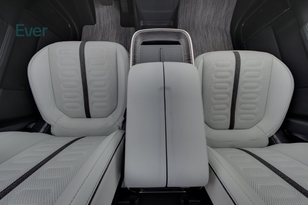 Used 2025 Rivian R1S Adventure Dual AWD/4WD image 29