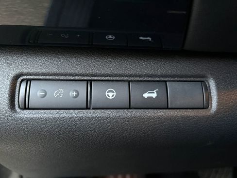 Used 2025 Nissan Pathfinder SV FWD image 3