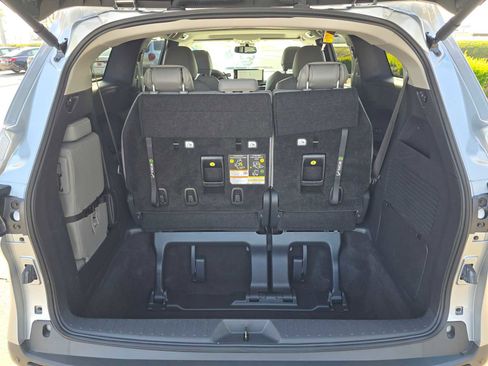 Certified 2025 Toyota Sienna XLE FWD image 17