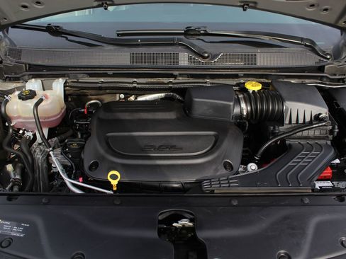 Used 2023 Chrysler Pacifica Touring-L image 21