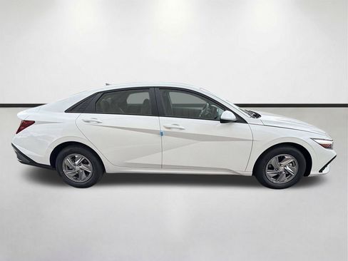 New 2026 Hyundai Elantra SE FWD image 2