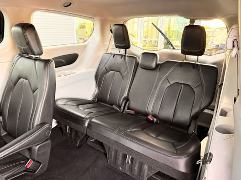 Used 2023 Chrysler Pacifica Touring-L FWD image 25