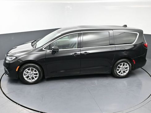 Used 2024 Chrysler Pacifica Touring-L image 46