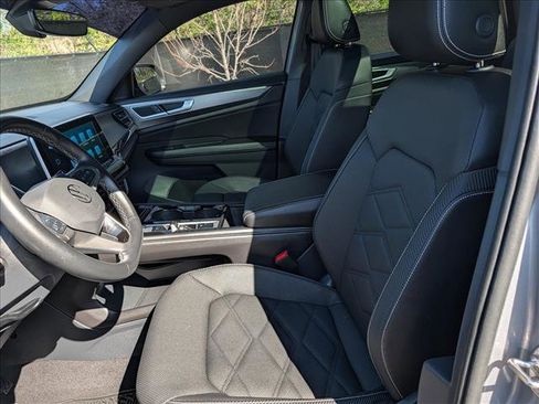Certified 2025 Volkswagen Atlas Cross Sport SE w/ Panoramic Sunroof Package FWD image 29