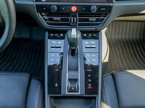 Used 2025 Porsche Macan AWD/4WD image 50