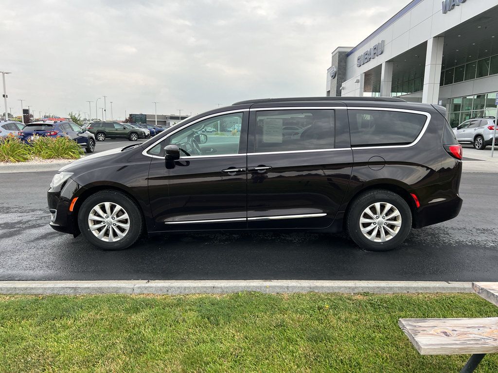 Used 2017 Chrysler Pacifica Touring-L FWD image 3