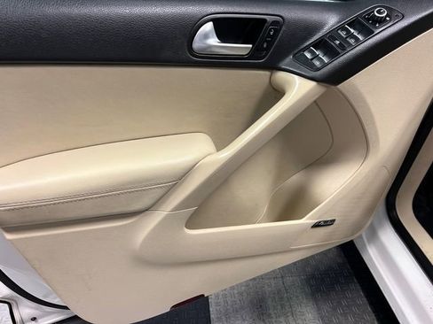 Used 2014 Volkswagen Tiguan S image 7