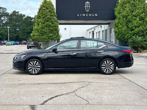 Used 2024 Nissan Altima 2.5 SV FWD image 2