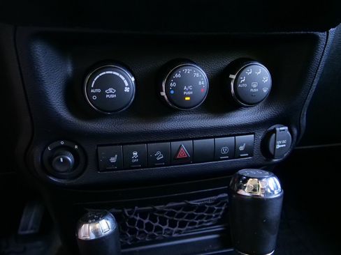 Used 2016 Jeep Wrangler Unlimited Rubicon AWD/4WD image 13