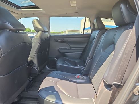 Used 2023 Toyota Highlander XLE AWD/4WD image 11