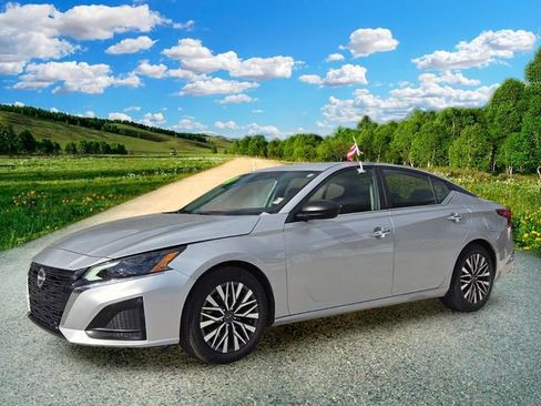 Used 2024 Nissan Altima 2.5 SV FWD image 2