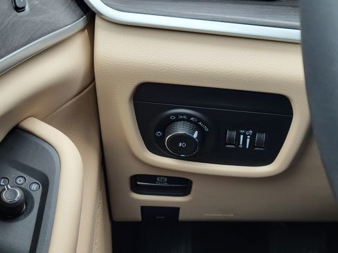 Used 2025 Jeep Grand Cherokee Limited AWD/4WD image 10