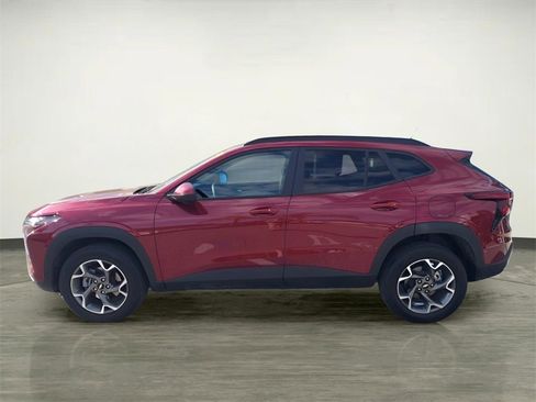 Used 2025 Chevrolet Trax LT w/ LT Convenience Package image 2