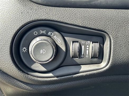 Used 2020 Jeep Renegade Latitude image 12