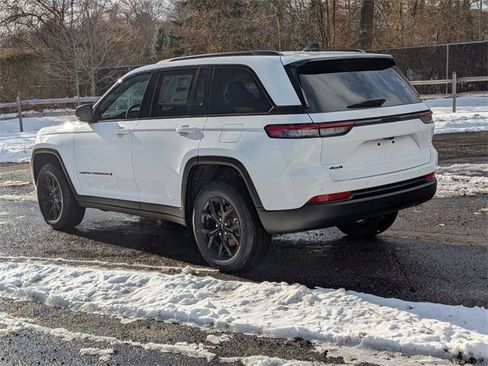 New 2025 Jeep Grand Cherokee Altitude image 4