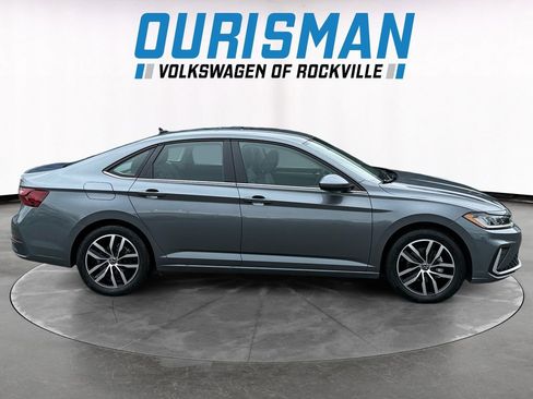 Used 2025 Volkswagen Jetta SE FWD image 7