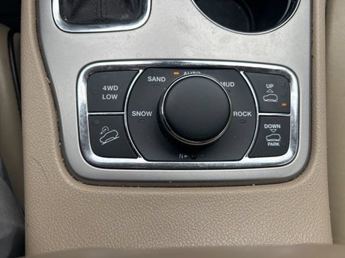 Used 2019 Jeep Grand Cherokee Overland AWD/4WD image 25
