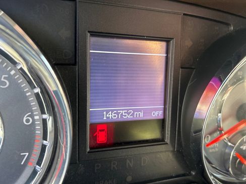 Used 2014 Chrysler Town & Country Touring image 16