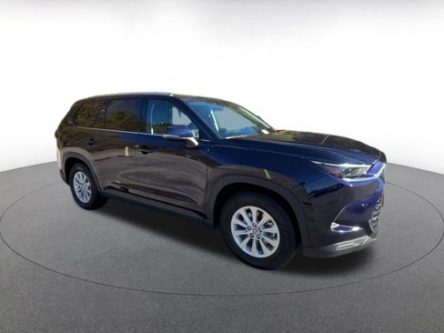 Used 2025 Toyota Grand Highlander XLE image 2