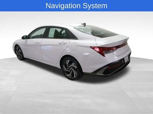 Used 2025 Hyundai Elantra SEL FWD image 5