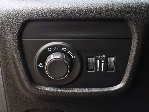 Used 2023 Jeep Grand Cherokee L Laredo image 16