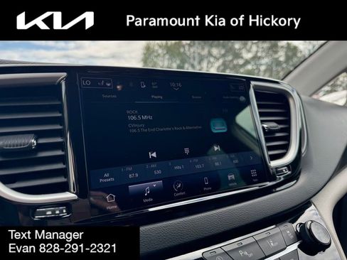 Used 2024 Chrysler Pacifica Touring-L image 9