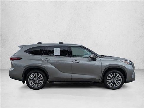 Used 2025 Toyota Highlander Platinum AWD/4WD image 4