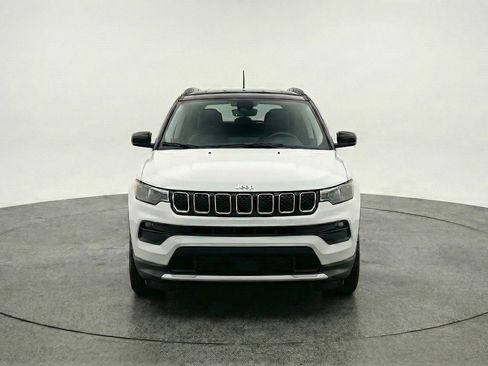 Used 2025 Jeep Compass Latitude AWD/4WD image 2