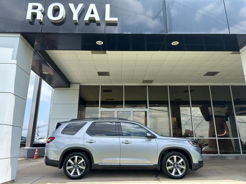 Used 2024 Honda Pilot Touring image 1