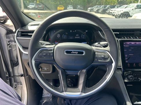 Certified 2025 Jeep Grand Cherokee Limited w/ Black Appearance Package image 17