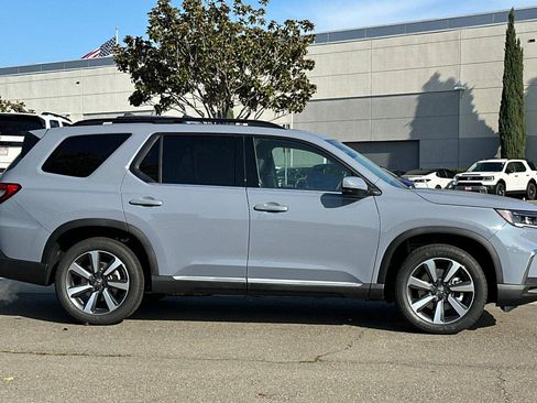 New 2025 Honda Pilot Touring image 3