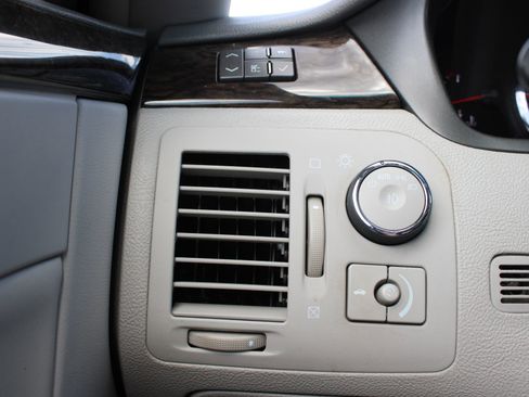 Used 2010 Cadillac DTS image 21