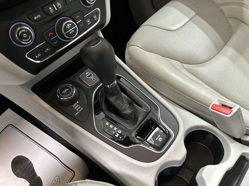 Used 2019 Jeep Cherokee Limited AWD/4WD image 18