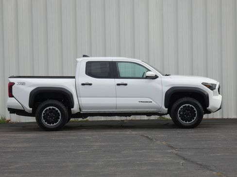 Used 2025 Toyota Tacoma TRD Off-Road AWD/4WD image 2
