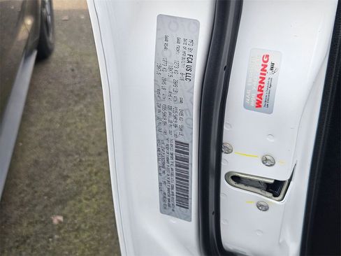 Used 2019 Jeep Cherokee Overland w/ Technology Group image 34