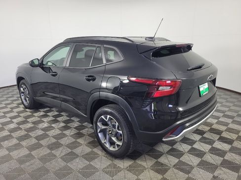 Used 2024 Chevrolet Trax LT w/ Sunroof Package FWD image 5