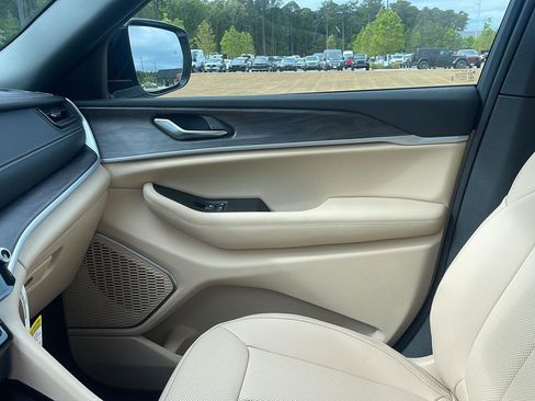 New 2026 Jeep Grand Cherokee Limited w/ Luxury Tech Group II AWD/4WD image 22