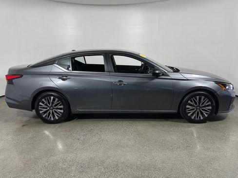 Used 2024 Nissan Altima 2.5 SV image 2