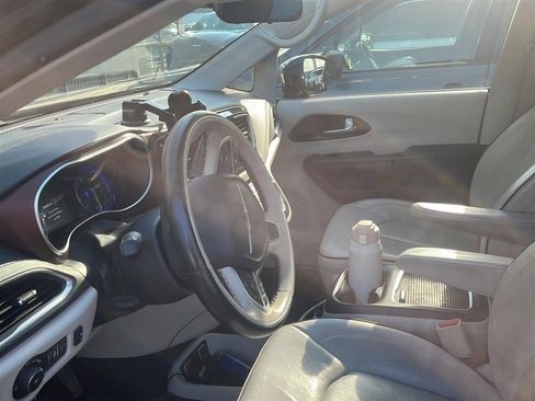 Used 2017 Chrysler Pacifica Limited FWD image 7