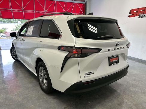 Used 2026 Toyota Sienna XLE FWD image 5