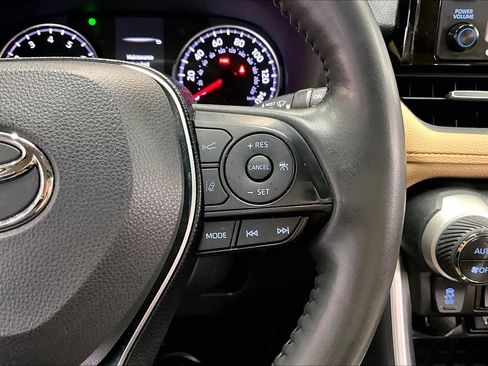 Used 2020 Toyota RAV4 XLE Premium image 21