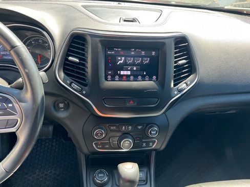 Used 2019 Jeep Cherokee Latitude Plus w/ Cold Weather Group image 7