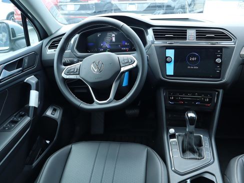 New 2024 Volkswagen Tiguan SE w/ Panoramic Sunroof Package image 11