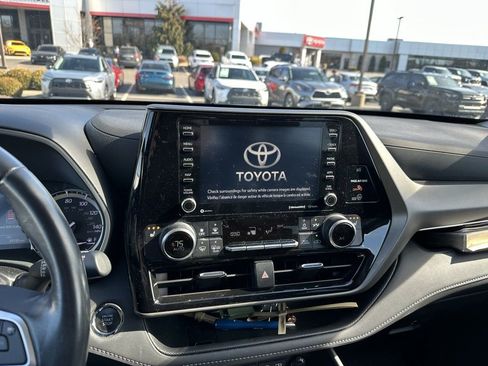 Used 2022 Toyota Highlander XLE image 13