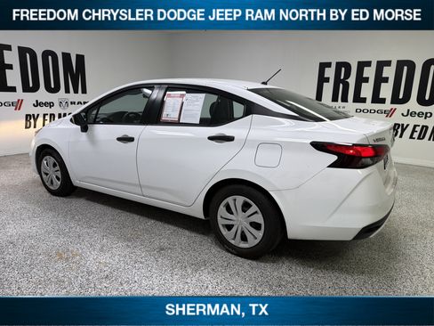 Used 2022 Nissan Versa S FWD image 7
