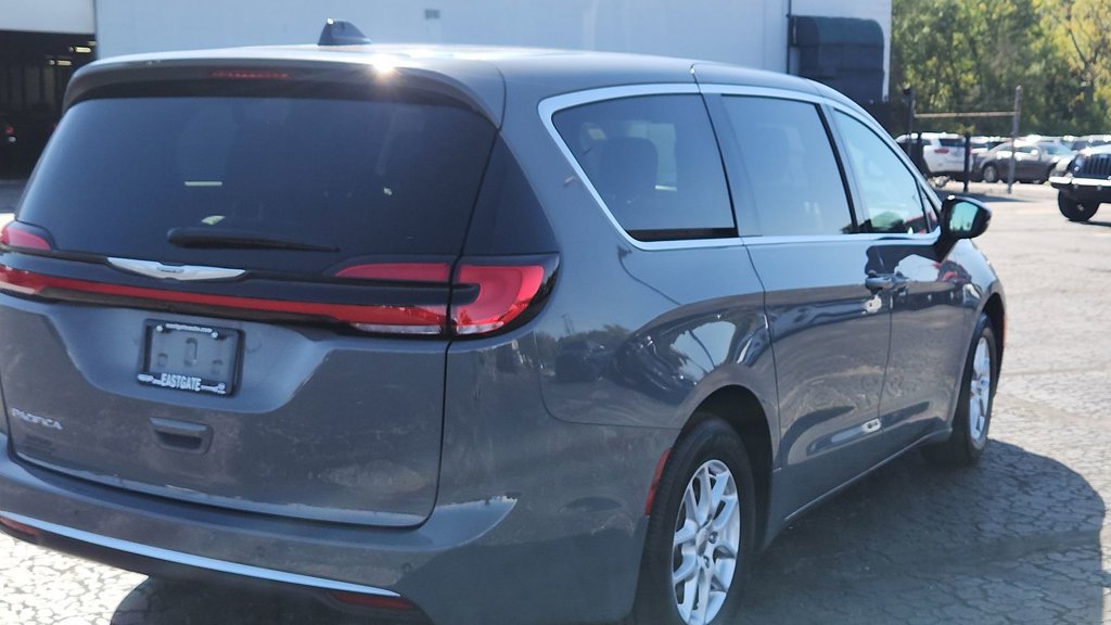 Used 2025 Chrysler Pacifica Select FWD image 8