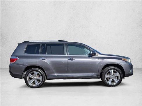 Used 2011 Toyota Highlander Limited w/ Tow Pkg AWD/4WD image 4