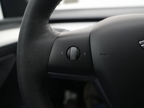 Used 2022 Tesla Model Y Long Range image 44